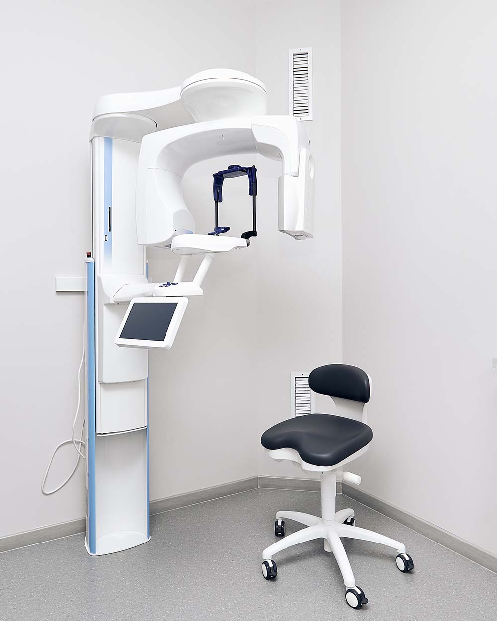 A digital cone beam scanner, advanced technology used by LaGrange Oral Surgery and Implant Center.